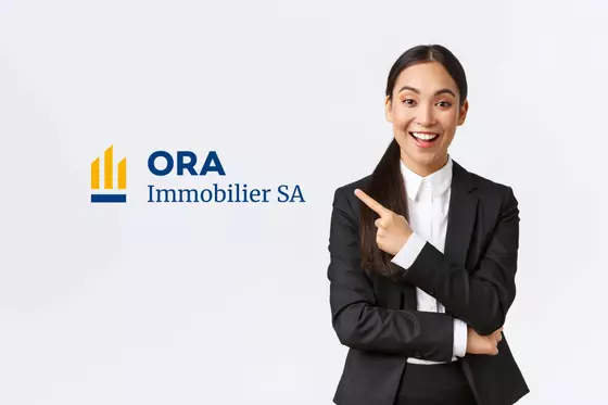 Une collaboratrice présente le logo Ora Immobilier SA