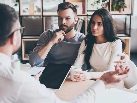 Couple en rendez-vous avec un conseiller