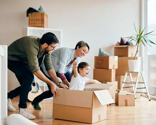 Une famille emménage dans son nouveau logement